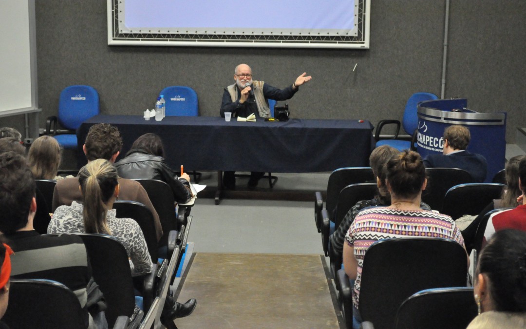 Fotojornalista Antonio Mafalda palestra para o curso de Jornalismo